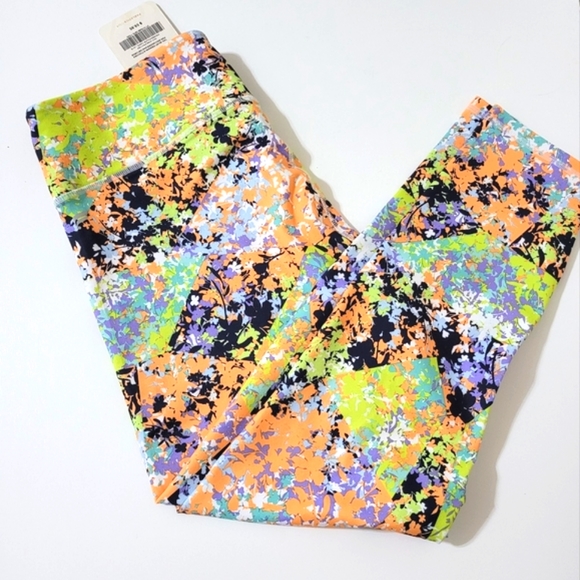 Fabletics Mid Rise Capri, Meridian remix, size Medium - Picture 9 of 9